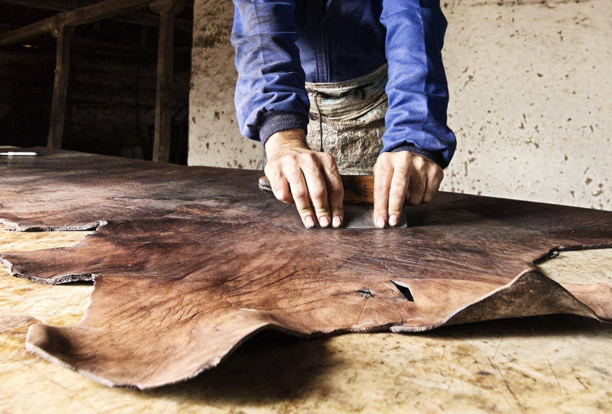 Italienischer Lederhandwerker bei der Arbeit